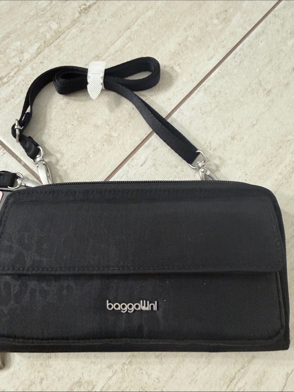 Baggallini Black Nylon Crossbody Wallet with Adjustable Strap RFID phone..nwt..